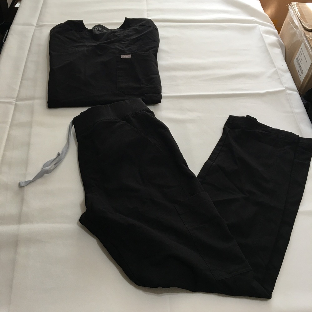 Figs Scrub Set Mens Medium Black Leon Three Pocket Top and Cargo Pants